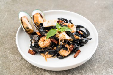 siyah spagetti veya deniz ürünleri ile makarna