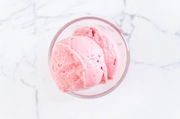 Helado de fresa cucharada — Foto de Stock