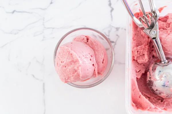 딸기 아이스크림 특 종 — 스톡 사진