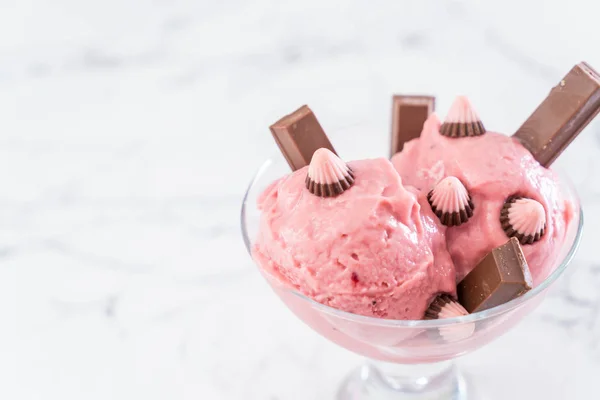 Helado de fresa cucharada — Foto de Stock