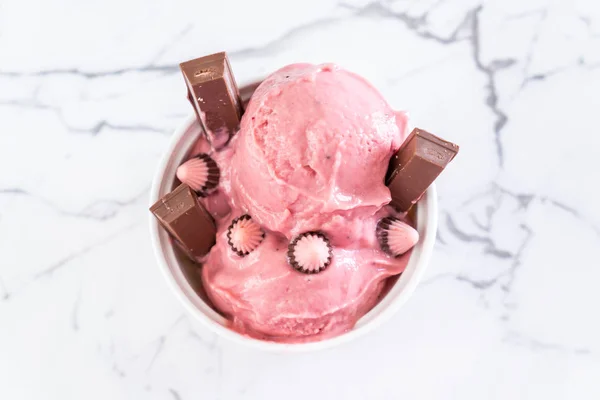 Strawberry ice-cream scoop — Stock Photo, Image