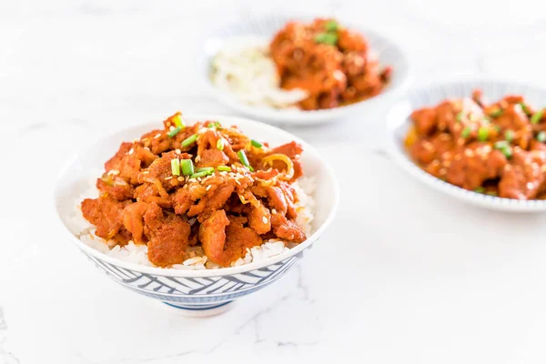 Cerdo frito con salsa coreana picante (bulgogi) en el arroz superior —  Fotos de Stock