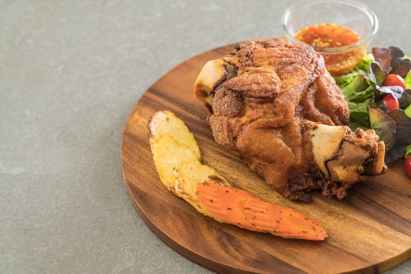 Gevrek domuz knuckle veya Alman domuz Hocks