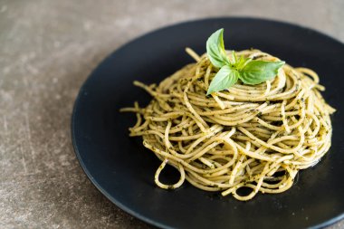 Spagetti fesleğen pesto ile