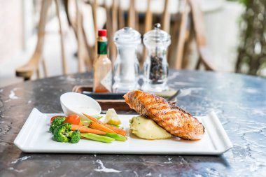 püre patates ve sebze somon biftek