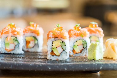 Somon suşi roll