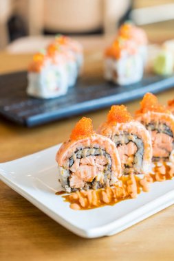 Somon suşi roll