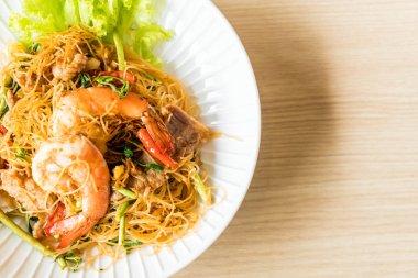 Kızarmış beyaz erişte ve su Mimoza baharatlı sos ile 