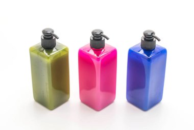 Beyaz arka plan üzerinde şampuan veya sabun şişe