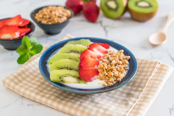 Yoghurt med jordgubbar, kiwi och granola — Stockfoto