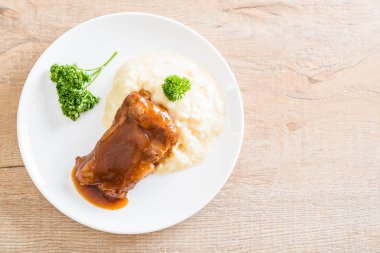 ızgara kaburga domuz püre patates ile