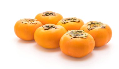 Beyaz arkaplanda taze hurma