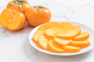 Trabzon hurması tabağa dilimlenmiş