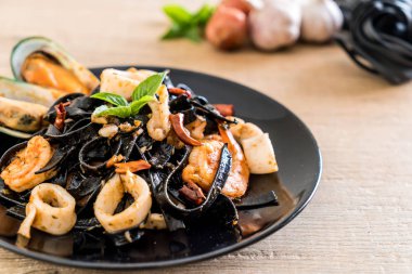 siyah spagetti veya deniz ürünleri ile makarna