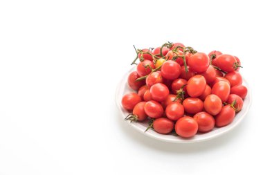 Beyaz arka planda taze kiraz domatesleri