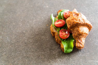 domates kruvasan sandviç