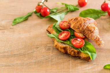 domates kruvasan sandviç