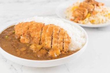 pirinç Köri soslu kızarmış pirzola domuz eti