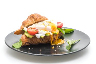 avokado, domates ve salata - sağlıklı yumurta benedict veya vegan