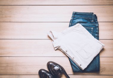 Ahşap arka plan erkekler için giyim