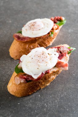 yumurta benedict pastırma ve roket ile 