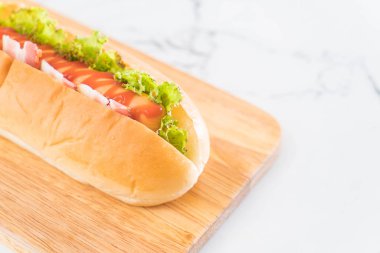 sosis hotdog ketçap ile