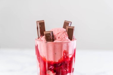 Çilekli dondurma dondurma 