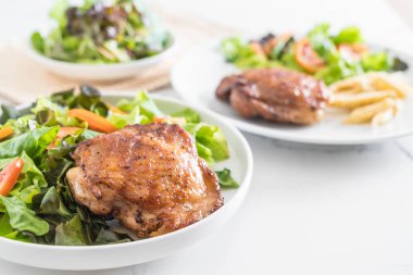 ızgara tavuk biftek sebze salatası ile