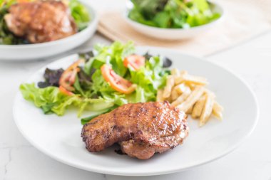 ızgara tavuk biftek ile kızarmış patates ve sebze salatası