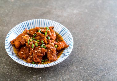 Baharatlı Kore soslu (bulgogi kızarmış domuz eti) 