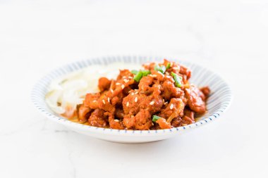 Baharatlı Kore soslu (bulgogi kızarmış domuz eti) 