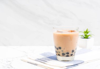 Köpüklü sütlü çay