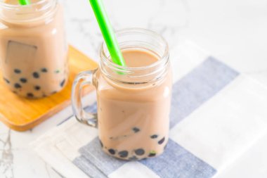 Köpüklü sütlü çay