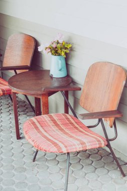 eski veranda masa ve sandalye