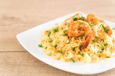 Kızarmış pirinç ve karides.