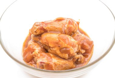 tuz ve sos ile marine edilmiş tavuk