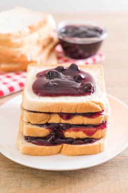 Böğürtlenli reçel ile ekmek