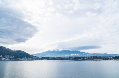 Dağ Fuji San ile bulutlu 