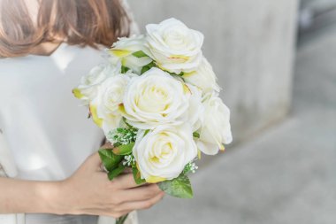 Çiçek buketi holding eller