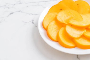 Trabzon hurması tabağa dilimlenmiş