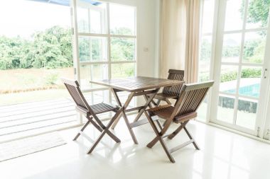 boş masa ve sandalye oturma odasında