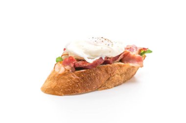 Beyaz arka plan üzerinde yumurta benedict