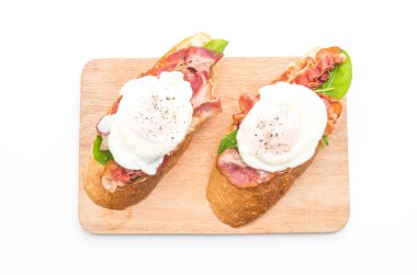 Beyaz arka plan üzerinde yumurta benedict