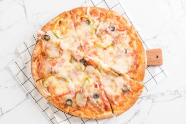 Salam ve sosis pizza