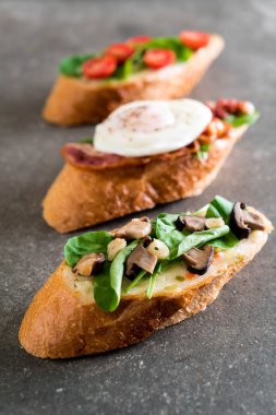 Roket mantar, roket domates ve Pastırmalı yumurta ile ekmek