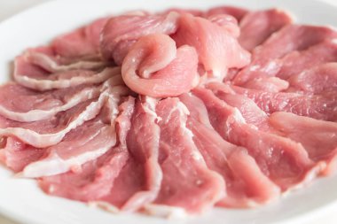 ahşap üzerine taze dilimlenmiş domuz