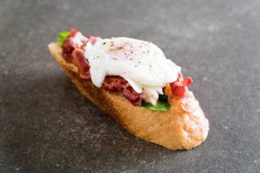 yumurta benedict pastırma ve roket ile 