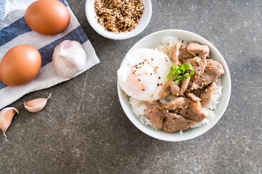 yumurta ile tepesinde pirinç Sarımsak soslu tavada kızartılmış domuz eti