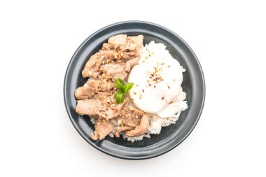 yumurta ile tepesinde pirinç Sarımsak soslu tavada kızartılmış domuz eti