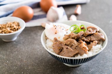 yumurta ile tepesinde pirinç Sarımsak soslu tavada kızartılmış domuz eti